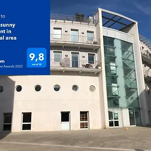 https://modern-sunny-apartment-in-residental-area.hotelinveneto.com